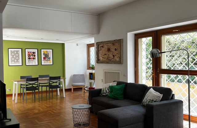Civic1, charming family accommodation with garden