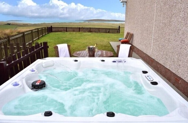 CLACHAN SANDS COTTAGE, pet friendly in Lochmaddy, North Uist