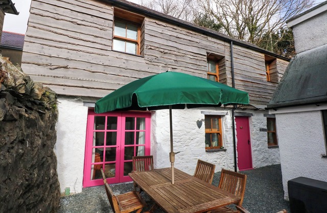 CLAIRE'S COTTAGE, family friendly, with hot tub in Bethesda