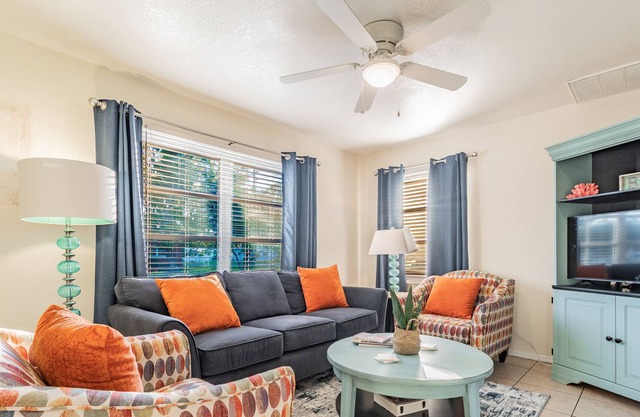 Clam Bayou Cottage-Eclectic Gulfport 3B2B-Patio-King Bed
