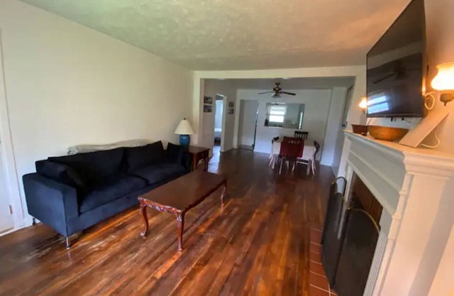 ‘Clara’ Just Off I-75! 2 Full Bedrooms!