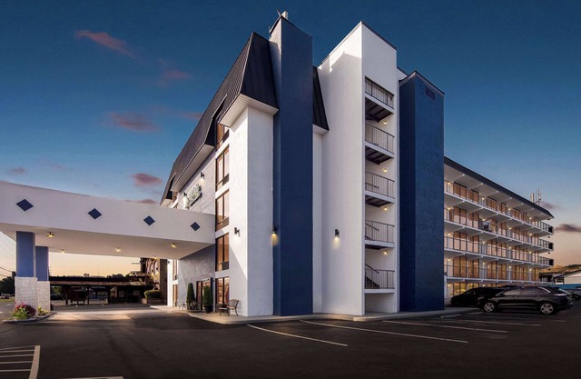 Clarion Inn & Suites near the Leconte Center Pigeon Forge
