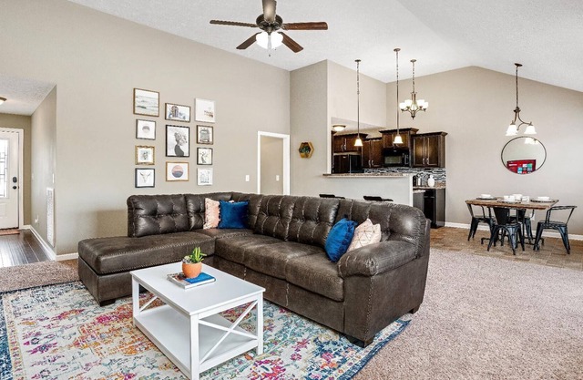 3 Bed / 2 Bath Home located near Shopping Area
