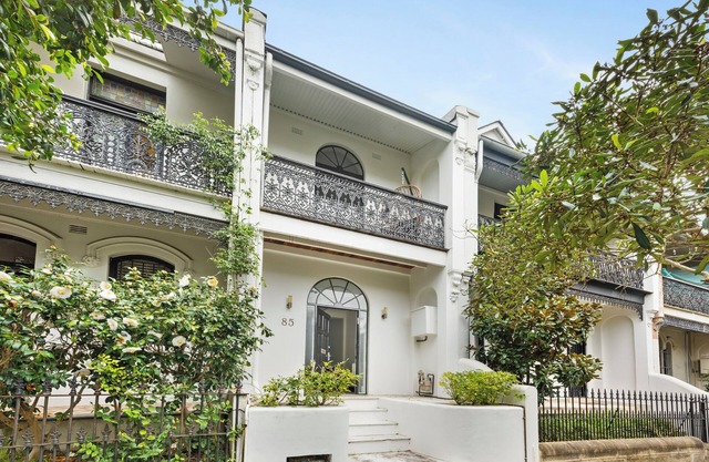 Classic 3BR terrace over 3 levels, great location w/ parking, pets allowed