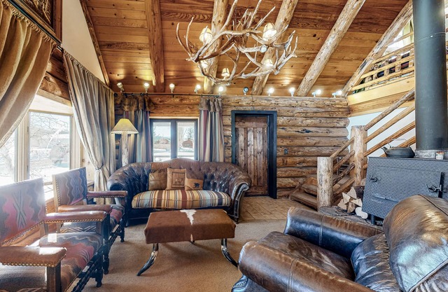 Classic alpine cabin with fast WiFi, enclosed yard, deck, & wood stove - dogs ok