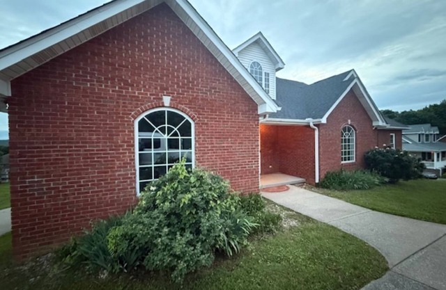 Classic and Beautiful 3 BR home in Carthage, TN. Great for work or Play!