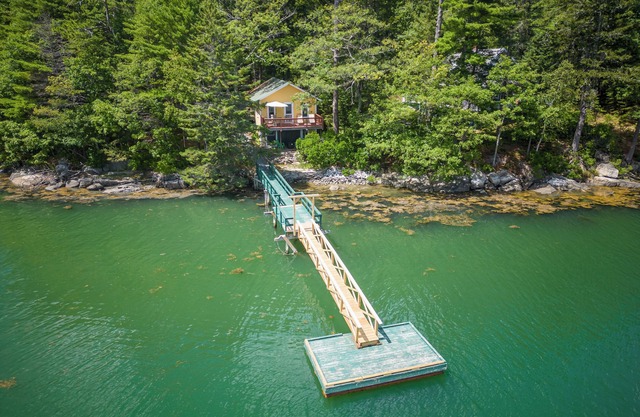 Classique Waterfront Cottage