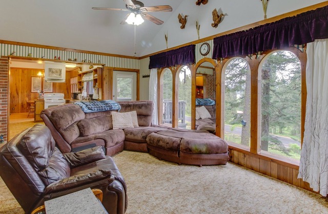 Classic cabin with views, guest suite, and forest acccess