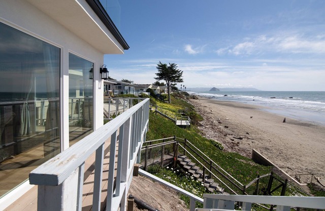 Maison classique Oceanfront Cayucos avec terrasse face à l'océan et accès direct à la plage