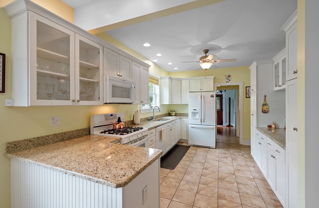 Classic Charm on Ashland – Gorgeous Grandview Home for 8! Walk to Dining & More