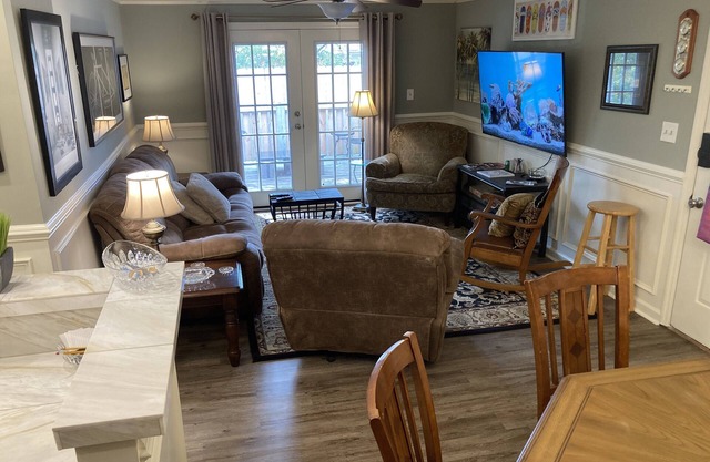 Classic City 3 bedroom 2 bath condo with deck close to 5-points & UGA in Athens