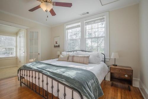 Classic City Apartment w Firepit