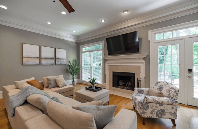 Classic City Weekday Retreat ~ Five Points ~ Privacy ~ Hot Tub + Outdoor Dining