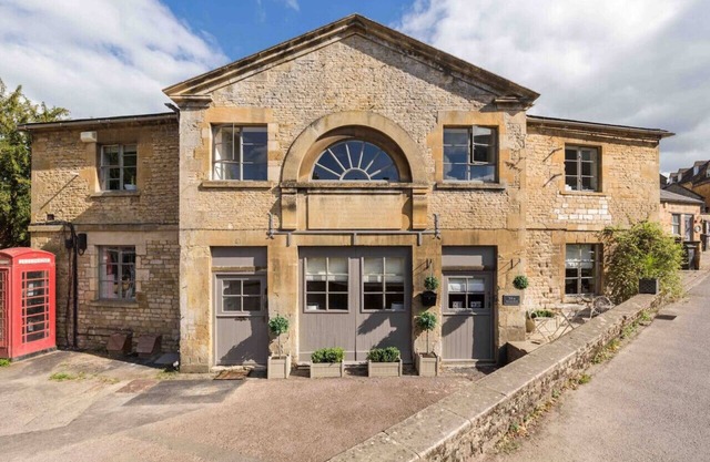 Classic Cotswolds Apartment, The Little Coach House