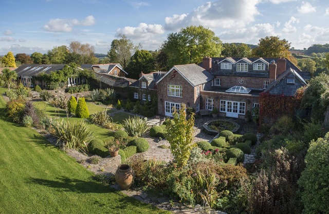 Maison de campagne classique avec complexe de piscine intérieure chauffée et jardin clos privé