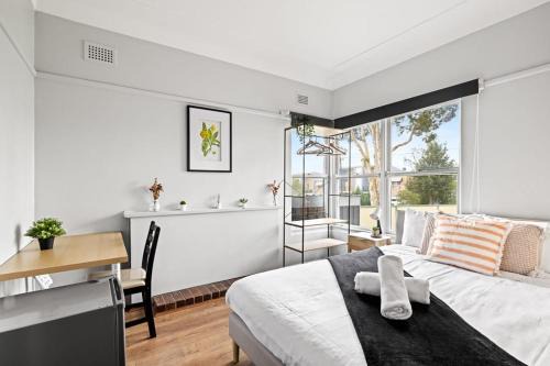 Classic Double Room - Centrally Located at Narwee - Shared Bathroom