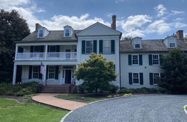 Manoir classique au bord de l'eau sur la côte est
