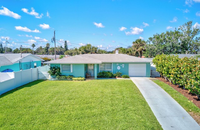 Classic Florida home 5 min walk to the beach..comfortable, peaceful and relaxing