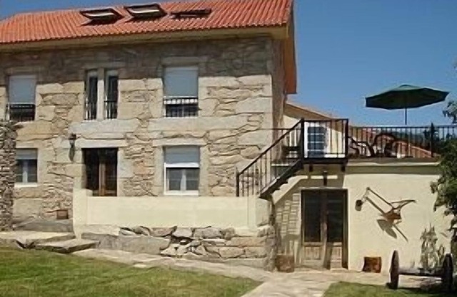 Ferme en pierre galicienne classique avec vue sur la mer et grange convertie attenante