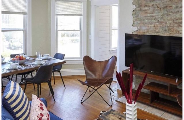 Classic Heart of Highlands! 3BR!