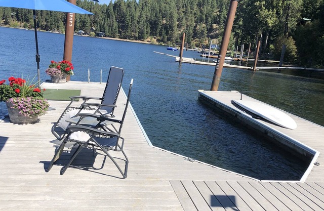 Lakefront Cottage avec 110 pieds de front de mer et grand quai privé avec slip