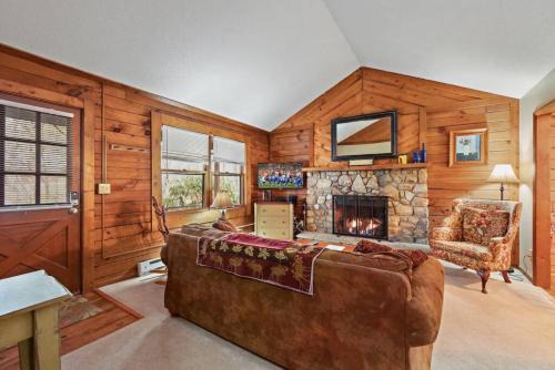 Classic Log Cabin with Fireplace on Quiet River