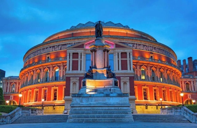 CLASSIC LONDON ARCHITECTURE IN THE MOST DESIRABLE NEIGHBORHOODS—BAYSWATER