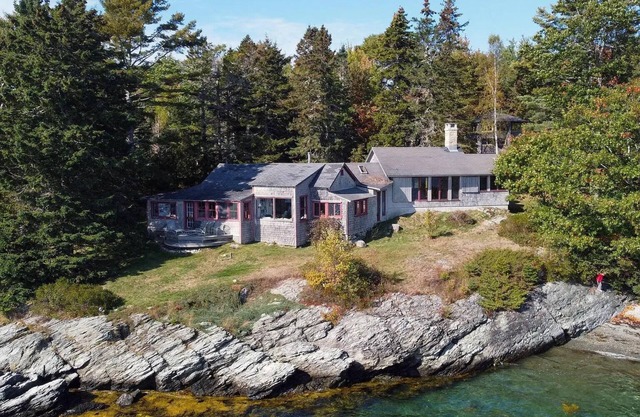 Classic Maine Waterfront Cottage with Private Beach and 4 Bedrooms