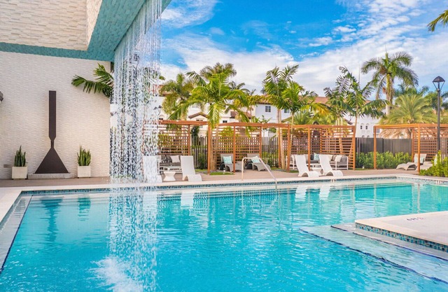 Classic Miramar 2BR w/ Gym, Pool & W/D, nr WF, by Blueground