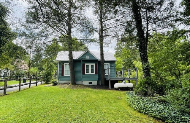 Open! Romantic Creek View D/T Cottage! Walk to everything! Indoor Firelogs! Cozy