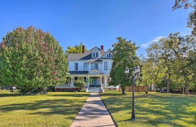 Classic Shreveport Retreat ~ 3 Mi to Dtwn!