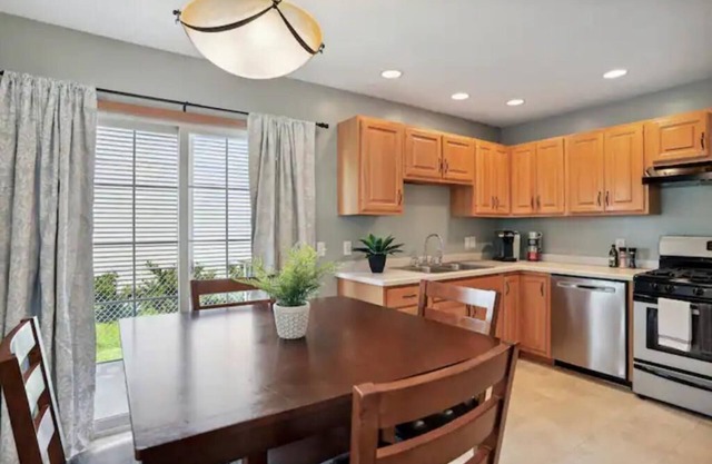 Classic & Spacious 3/2.5 fenced