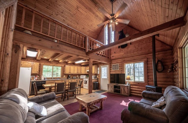 *** Peaceful Lazy Bear Lodge | Votre propre chalet en bois rond dans les bois | 10 min de Dells *
