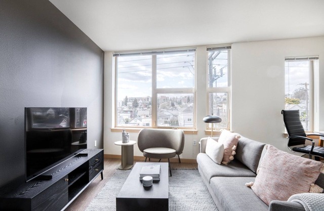 Classic Wallingford 1BR w/ Lounge & Pets, nr 99 & I-5, by Blueground