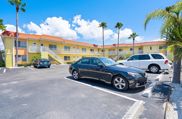 Classy Updated Condo, Across the Street from Beach