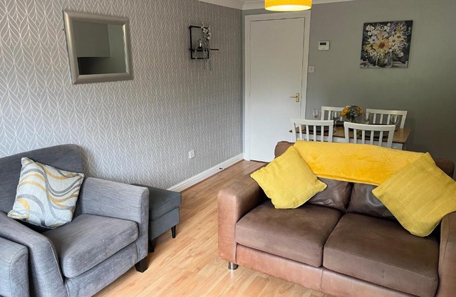 Claygate Place - Entire 2 Bed House, Off Street Parking - Perfect For Holiday Breaks or Contractors