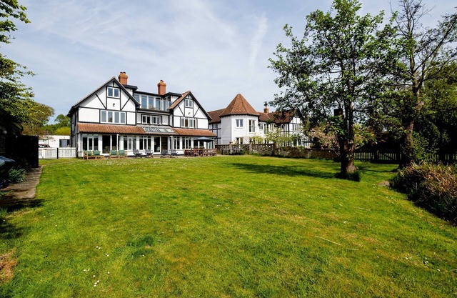 Claysmead - A large house on the banks of famous Thorpeness Meare - sleeps 19