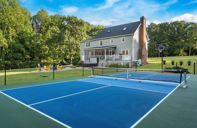 Clayton's Pickle - Enjoy Pickleball, Hot Tub, Fire Pit, 3 King Beds, Hammocks