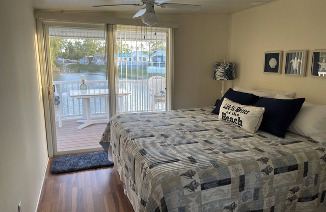Clean 2-bedroom mobile home close to Ft Meyers Beach. Heated pool, Fitness Room