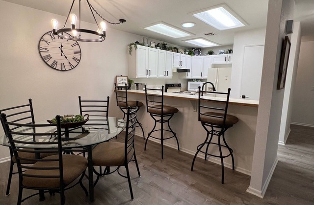 Adorable maison d'été entièrement meublée 2Bdrm / 2 Bath ~ Easy Walk To Channel