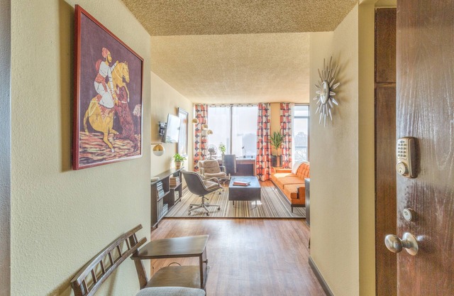 Entièrement meublé, dans le centre-ville de Tulsa, condo unique du milieu du siècle