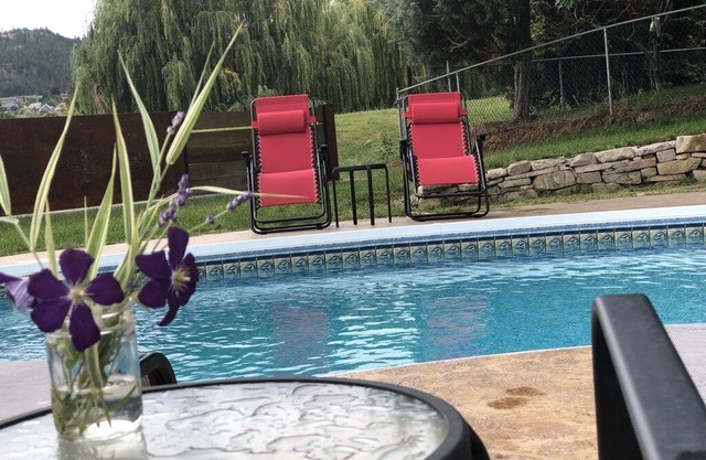 Maison propre et confortable avec piscine sur terrain de golf
