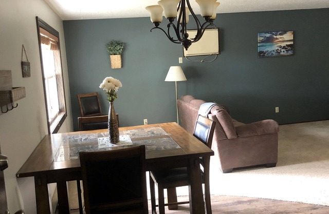 Clean and Comfy!! 2 Bedrooms!