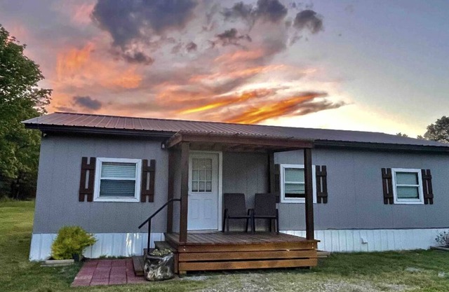 Clean and cozy 3br/2ba country cottage on 8 acres