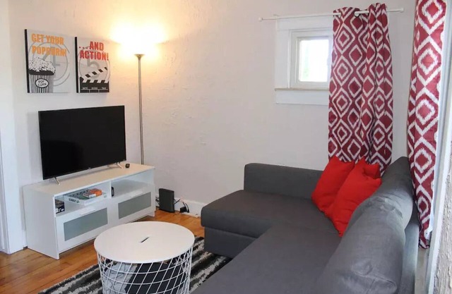 Clean and cozy bungalow - walking distance from downtown Ferndale