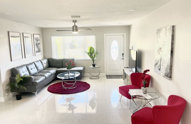Clean and modern 2BR/2Bath Jacuzzi home, beautiful Patio, minutes from the beach