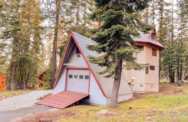 Clean and Peaceful Cabin with Wifi Near Lakes