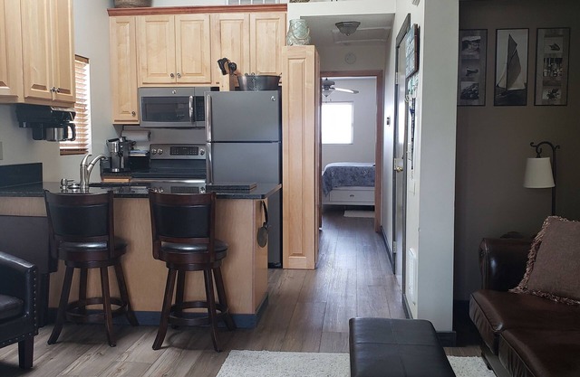 Clean, beautiful condo by Lake Erie! Perfect getaway for a family of four.