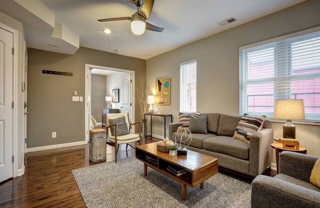 Clean & Bright 2BR near downtown