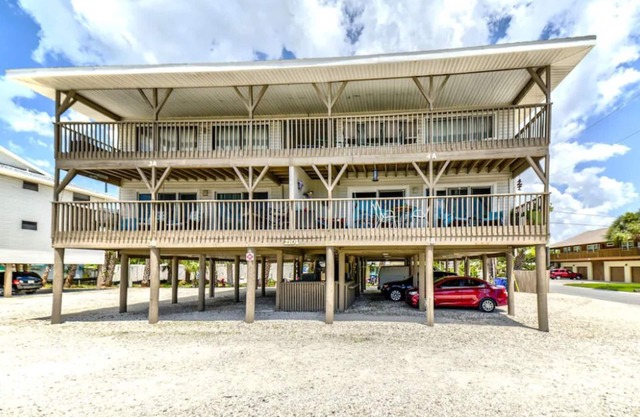 Belle villa de plage récemment rénovée nichée au cœur d'Indian Rocks Beach